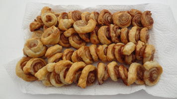 vassoio di cinnamon rolls